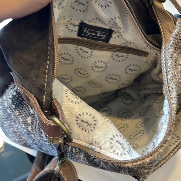 Myra bag- VINTAGE CARVED SHOULDER BAG, adjustable strap. - Picture 5 of 6